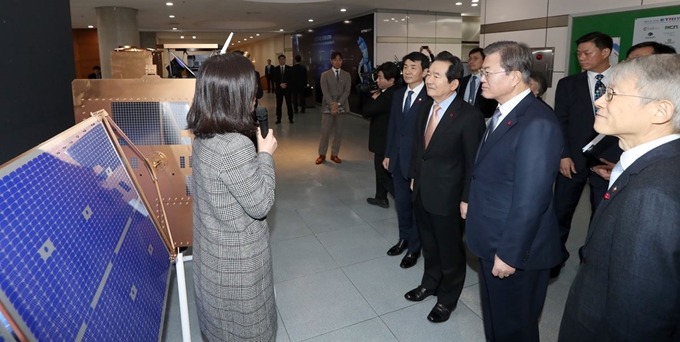 문재인 대통령이 16일 대전광역시 유성구 한국전자통신연구원(ETRI)에서 열린 과학기술정보통신부, 방송통신위원회 부처 업무보고에 앞서 오는 2월 발사예정인 인공위성 천리안2B의 축소모형을 살펴보고 있다. 왼쪽부터 허욱 방통위 상임위원, 정세균 총리, 문 대통령, 최기영 과학기술정보통신부 장관. 왕태석 선임기자