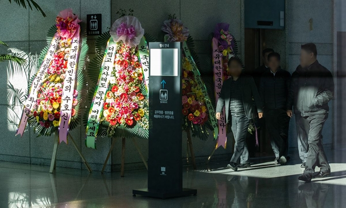 15일 오전 서울 서초구 대검찰청 로비에 윤석열 검찰총장 지지자들이 보내 온 화환이 놓여 있다. 뉴스1