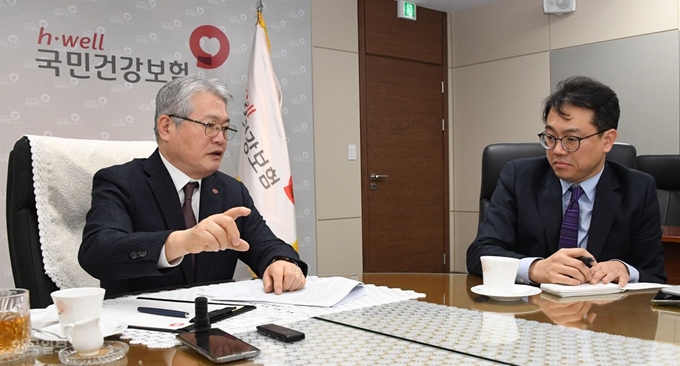 김용익 국민건강보험 이사장이 한국일보와 인터뷰 하고 있다. 오대근 기자