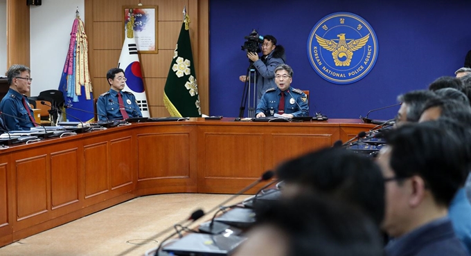 민갑룡 경찰청장이 15일 오후 서울 미근동 경찰청사에서 수사권 조정 법안 통과에 따른 후속조치 관련' 전국 경찰지휘부 화상회의를 주재하고 있다. 뉴스1