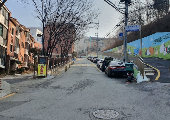 연희 평생학습관이 들어설 서대문구의회 복합청사 가는 길. 경사가 심한 언덕 길을 200m가량 올라가야 의회 신축 청사가 나온다.