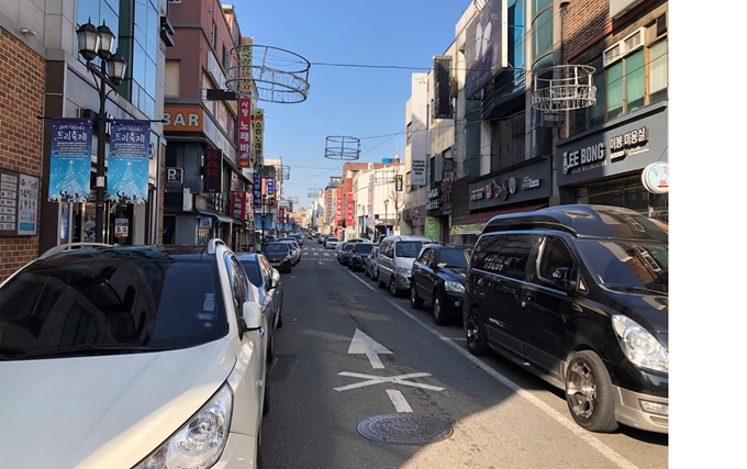 16일 오후 인천 중구 신포 패션 문화의 거리 인근 일방통행로에 차량들이 불법 주ㆍ정차돼 있다. 이환직 기자