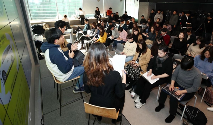 16일 오후 서울 강남구의 한 건물에서 열린 오픈넷 주최 '타다 금지법 금지' 대담회에 이재웅 쏘카 대표, 박경신 고려대 법학전문대학원 교수가 참석, 대담하고 있다. 연합뉴스