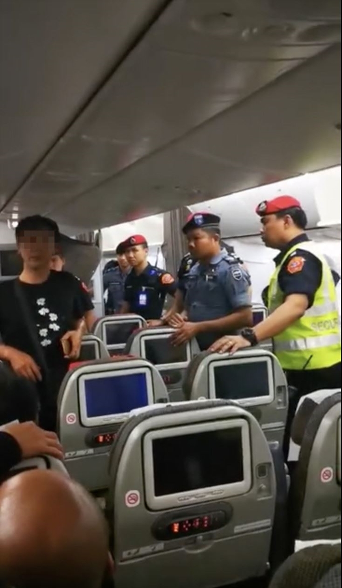 케냐 나이로비를 출발해 중국 광저우로 향하던 항공기에서 금품 도난신고가 접수돼 경유지인 태국 방콕에서 경찰들이 기내로 들어와 승객들을 조사하고 있다. 하지만 중국인이 대다수인 이들 승객들은 “비즈니스석에서 돈이 없어졌는데 왜 이코노미석에서 몸수색을 하느냐”며 거칠게 항의했다. 춘제를 맞아 고향으로 향하던 승객들은 졸지에 도둑으로 몰리는 봉변을 당했다. 신경보 캡처