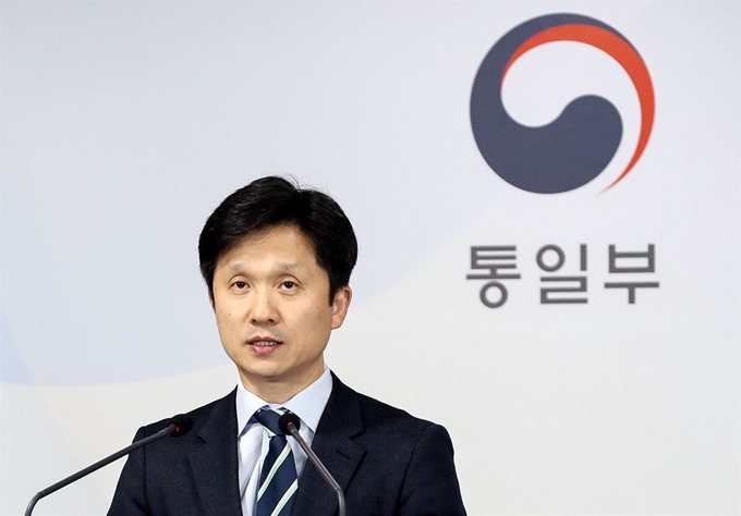 이상민 통일부 대변인이 1일 오후 서울 종로구 정부서울청사에서 북한 조선노동당 중앙위원회 제7기 제5차 전원회의 결과 보도에 대한 논평 발표를 하고 있다. 뉴시스