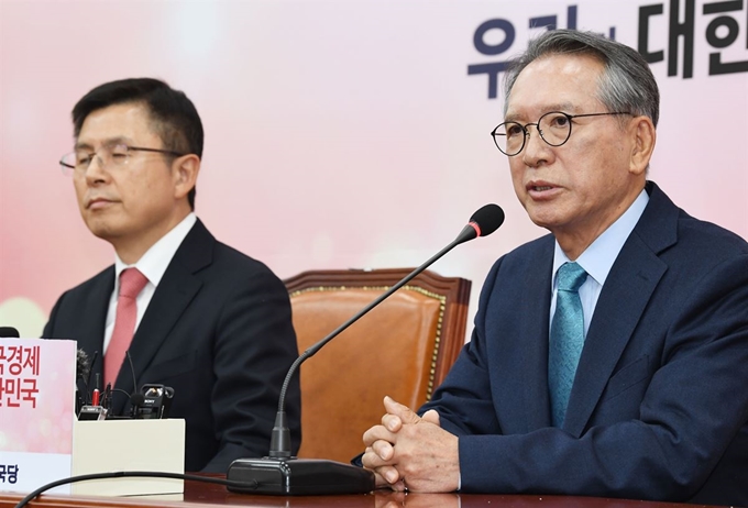 [저작권 한국일보]자유한국당 공천관리위원회 위원장으로 임명된 김형오 전 국회의장이 17일 오전 국회에서 황교안 대표와의 첫 회동을 갖고 발언하고 있다. 배우한 기자