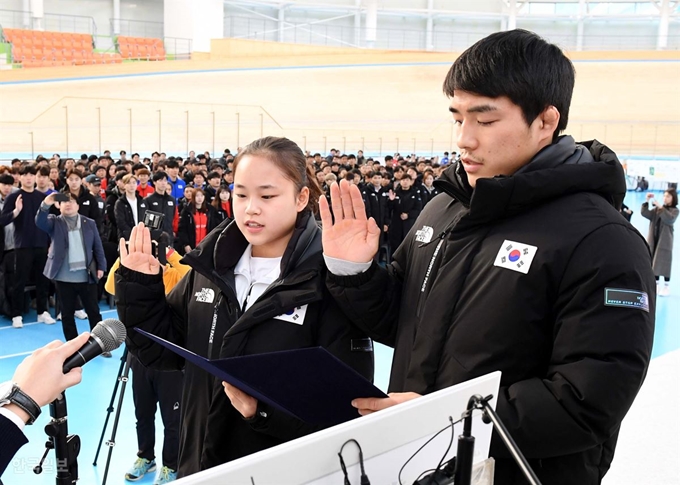 17일 진천선수촌에서 열린 2020 국가대표선수단 훈련개시식에서 기계체조 여서정(왼쪽)과 유도 안창림이 선서를 하고 있다. 진천=고영권 기자