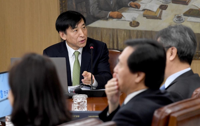 이주열 한국은 총재가 17일 한국은행 금융통화위원회실에서 열린 오늘 새해 첫 금통위 회의에서 위원들과 환담을 하고 있다. 왕태석 선임기자