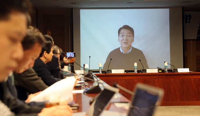 9일 오전 서울 여의도 국회 의원회관에서 권은희·이태규·김삼화 등 안철수계 의원들이 참여한 가운데 열린 '한국 정치 이대로 좋은가' 토론회에서 바른미래당 안철수 전 의원의 정치 혁신 의지를 담은 영상 메시지가 상영되고 있다. 연합뉴스