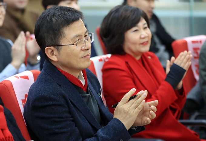 황교안(왼쪽) 자유한국당 대표가 19일 오후 서울 영등포구 중앙당사에서 열린 '여의도에 90년대생이 온다 ? 86세대 기성정치에 도전하는 20대의 반란' 행사에 참석해 박수치고 있다. 뉴스1