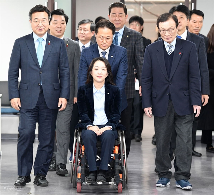 저작권 한국일보] 이해찬 대표와 윤호중 사무총장 등이 휠체어를 탄 최 교수와 함께 입장하고 있다. 홍인기 기자