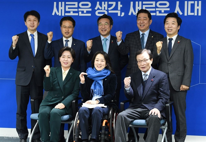 [저작권 한국일보] 기념촬영 중 다른 참석자들이 주먹을 쥐고 파이팅을 외치는 동안 최 교수는 다른 모양을 하고 있다. 홍인기 기자