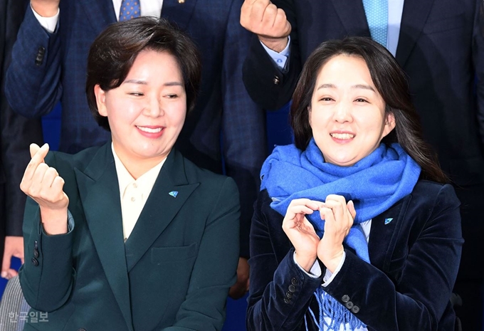 [저작권 한국일보] 최 교수가 두 손 하트를 만들어 보이는 모습을 양향자 전 최고위원이 발견하고 있다. 홍인기 기자