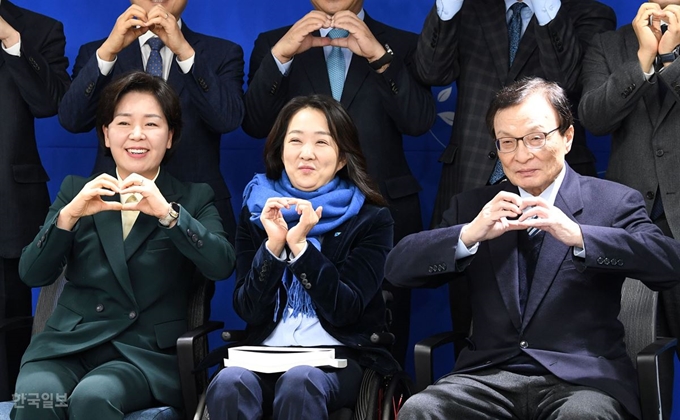 [저작권 한국일보] 참석자들이 뒤늦게 최 교수를 따라 두 손 하트를 만들어 보이고 있다. 홍인기 기자