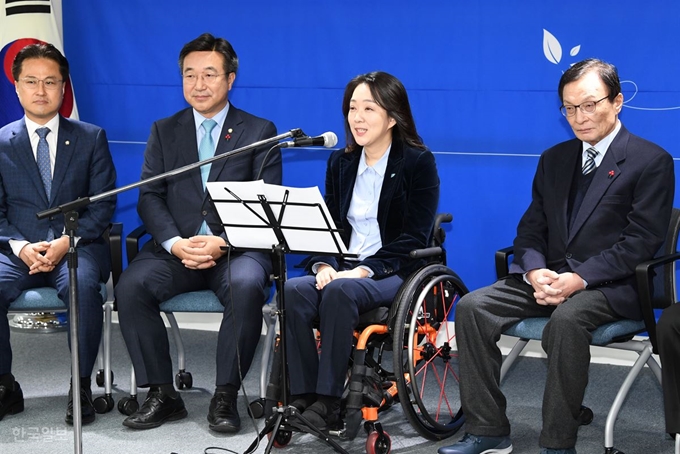 [저작권 한국일보] 최 교수가 환영 행사에서 소감을 말하고 있다. 이 대표를 비롯한 다른 참석자들도 함께 의자에 앉아 최 교수와 눈높이를 맞췄다. 홍인기 기자