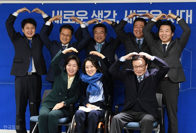 [저작권 한국일보] 더불어민주당이 26일 오전 여의도 당사에서 최혜영 교수를 총선 '영입인재 1호'로 발표하고 기념촬영을 하고 있다. 홍인기 기자