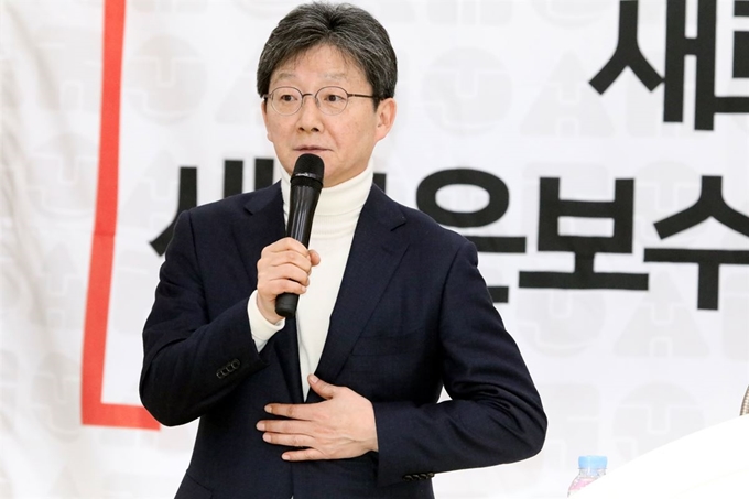 유승민 새로운보수당 보수재건위원장이 19일 경북 구미에서 열린 새보수당 경북도당 창당대회에서 인사말을 하고 있다. 구미= 뉴스1