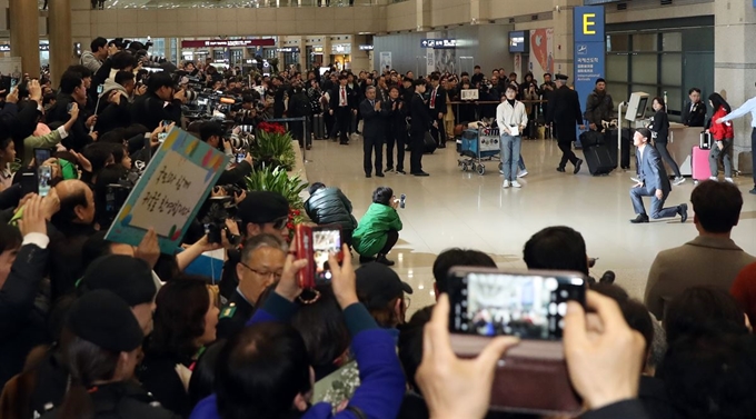 안철수 전 국민의당 대표가 19일 인천국제공항을 통해 귀국, 큰절을 하며 인사한 뒤 일어서고 있다. 연합뉴스