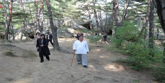 김정은 북한 국무위원장이 금강산관광지구를 현지지도하고 금강산에 설치된 남측 시설 철거를 지시했다고 조선중앙TV가 지난해 10월 23일 보도했다. 조선중앙TV 연합뉴스