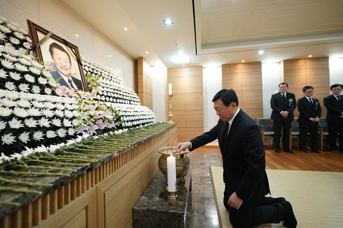 신동빈 롯데그룹 회장이 19일 오후 서울 송파구 서울아산병원에 마련된 신격호 롯데그룹 명예회장의 빈소에서 분향하고 있다. 롯데 제공