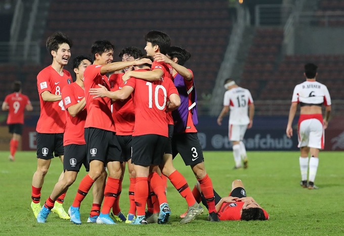 19일 오후(현지시간) 태국 랑싯 탐마삿 스타디움에서 열린 2020 아시아축구연맹(AFC) U-23 챔피언십 한국과 요르단의 8강전에서 요르단을 꺾고 4강 진출에 성공한 선수들이 경기 뒤 자축하고 있다. 랑싯=연합뉴스