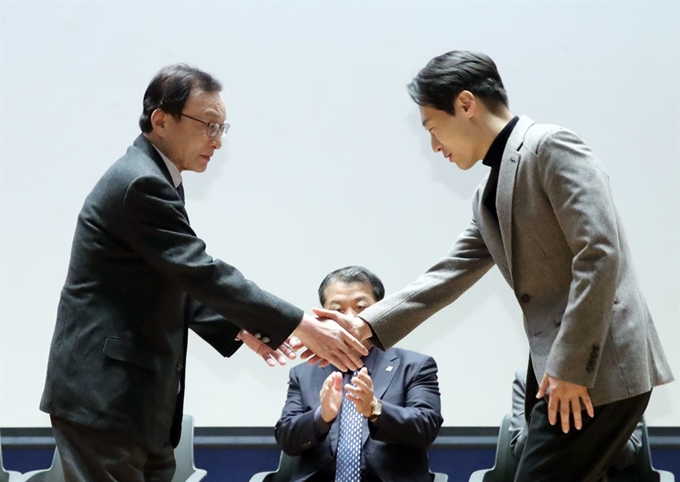 더불어민주당 이해찬 대표가 19일 오후 서울 여의도 국회 의원회관 대회의실에서 민주당 10호 영입인재인 이탄희 전 판사와 인사하고 있다. 연합뉴스