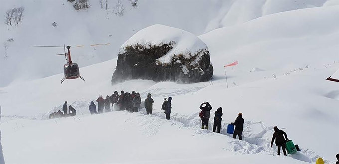 18일 안나푸르나 마차푸차레 베이스캠프(3,720m) 인근에서 고립된 한국인과 중국인 트레커들이 헬리콥터로 구조되고 있다. 이 베이스캠프는 한국인 교사 일행이 실종된 데우랄리보다 고도가 높은 인근 지역이다. 연합뉴스