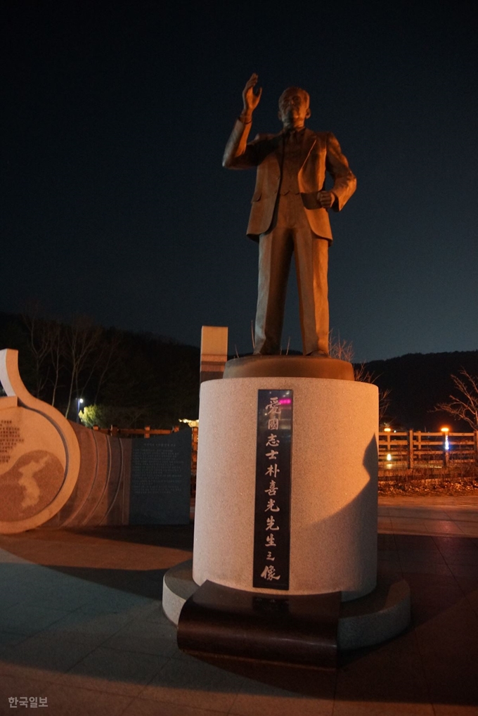 경북 구미시 남통동 금오지 백운교 앞 독립운동가 박희광(1901~1970) 선생 동상 주변에 조명이 꺼져 있다. 김재현 기자 k-jeahyun@hankookilbo.com