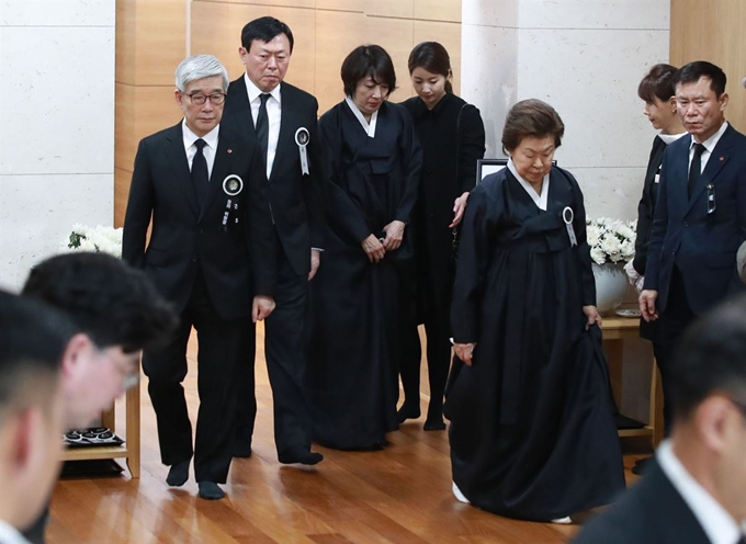 신동빈 롯데그룹 회장이 19일 오후 서울 송파구 서울아산병원에 마련된 신격호 롯데그룹 명예회장의 빈소에서 신 명예회장의 부인 시게미쓰 하츠코 여사(오른쪽 두번째), 부인 시게미쓰 미나미 여사(오른쪽 네번째)와 함께 밖으로 나서고 있다. 연합뉴스