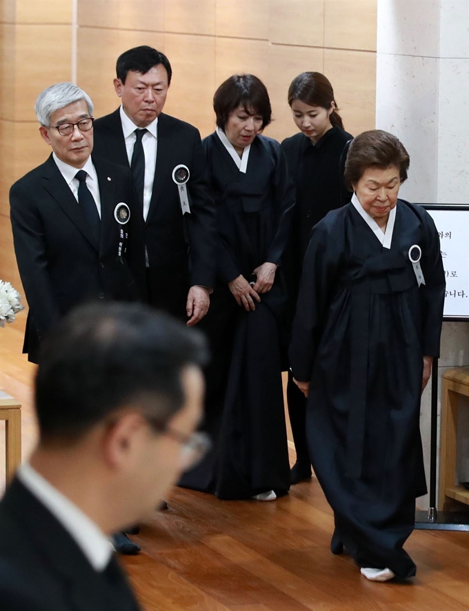 신동빈 롯데그룹 회장이 19일 오후 서울 송파구 서울아산병원에 마련된 신격호 롯데그룹 명예회장의 빈소에서 신 명예회장의 부인 시게미쓰 하츠코 여사(오른쪽), 부인 시게미쓰 미나미 여사(오른쪽 세번째)와 함께 밖으로 나서고 있다. 맨 왼쪽은 장례위원장인 송용덕 롯데지주 대표이사. 연합뉴스