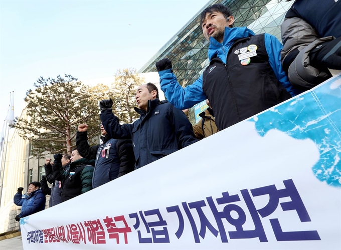 민주노총 서울교통공사 노조 승무노동자들이 20일 오전 서울시청 앞에서 열린 '수도권지하철 운행중단 사태 서울시 해결촉구 긴급 기자회견'에 참석해 구호를 외치고 있다. 뉴시스