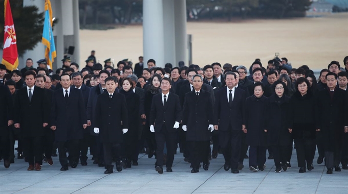 안철수 전 대표와 측근 의원 및 지지자들이 20일 서울 동작구 국립현충원을 방문, 참배하기 위해 현충탑으로 향하고 있다. 연합뉴스