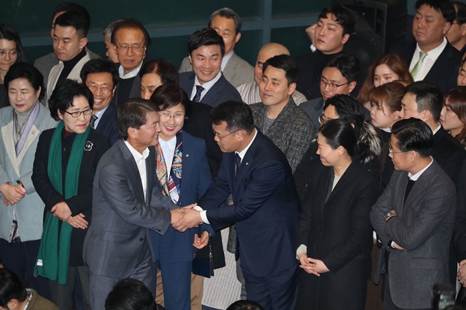 안철수 전 대표가 19일 인천국제공항을 통해 입국하며 마중나온 의원들과 인사를 나누고 있다. 영종도=고영권 기자