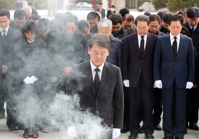 안철수 전 국민의당 대표가 20일 오후 광주 북구 운정동 국립5·18민주묘지를 참배하고 있다. 연합뉴스