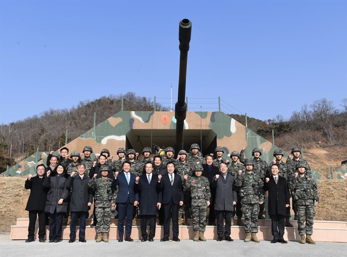 손학규 바른미래당 대표(왼쪽 일곱 번째)와 김중로(왼쪽 여섯 번째), 김성식 의원(왼쪽 아홉 번째)이 20일 오전 인천 강화군 해병대 제2사단 포병부대를 격려 방문해 주요장비 견학을 마친 뒤 기념사진 촬영을 하고 있다. 강화=국회사진기자단