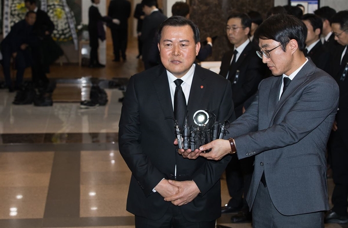 황각규 롯데그룹 부회장이 20일 오후 서울 송파구 서울아산병원 장례식장에 마련된 신격호 롯데그룹 명예회장의 빈소 앞에서 취재진과 만나고 있다. 연합뉴스