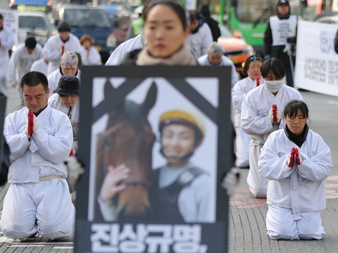 고(故) 문중원 기수 시민대책위원회 관계자들이 21일 문 기수의 죽음과 관련한 책임자 처벌 및 마사회에 대한 진상규명을 촉구하며 서울 숭례문에서 청와대 방면으로 오체투지 행진을 하고 있다. 시민대책위는 17일 과천 한국마사회 앞에서 기자회견을 시작으로 5일 동안 청와대까지 오체투지 행진을 진행했다. 문중원 기수는 지난해 11월 한국마사회의 부조리한 마방 운영을 비판하며 극단적 선택을 했다. 연합뉴스