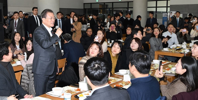 문재인 대통령이 21일 정부세종청사 구내식당에서 신임 공무원들과 점심 전 인사말을 하고 있다. 연합뉴스