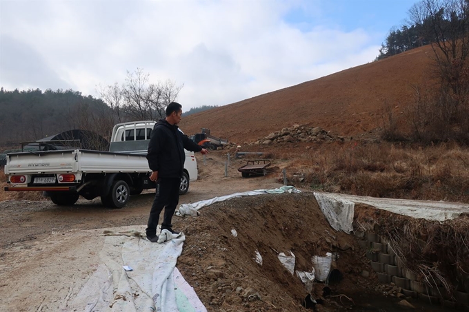 시공사에서는 허가 없이 도랑을 메워 길로 사용했다. 군위군에서는 이 사실을 알고 원상회복 명령을 내렸다. 권성우 기자 ksw1617@hankookilbo.com