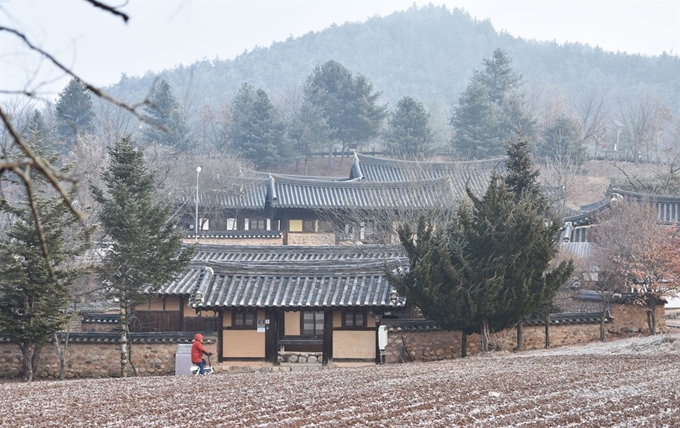 석보면 두들마을 풍경. 처음 터를 잡은 이시명의 석계고택(맨 앞)을 중심으로 여러 채의 기와집이 마을을 형성하고 있다.