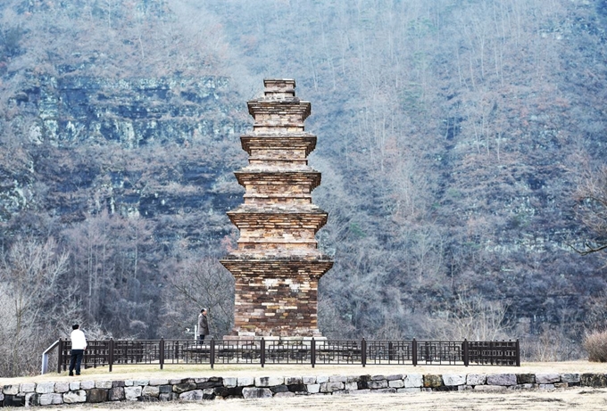 영양 입암면 산해리 오층모전석탑. 반변천 건너 바위 절벽을 병풍 삼아 우뚝 선 모습이 단정하고 단단하다. 영양=최흥수 기자