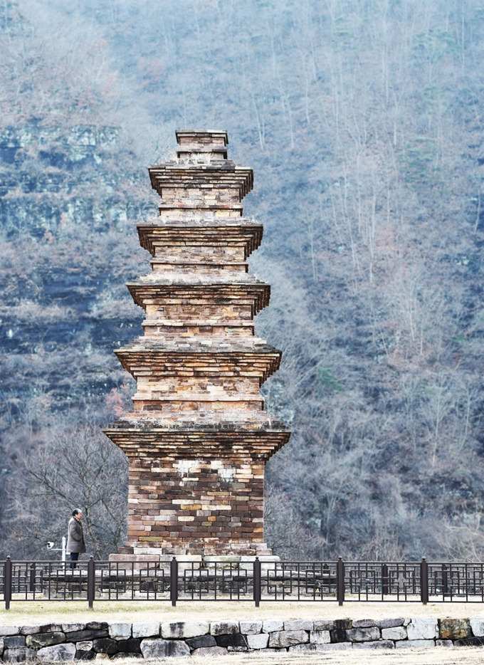 산해리 오층모전석탑은 볼수록 웅장하고 기품이 넘친다. 절간 건물 하나 없어도 꽉 찬 느낌이다.