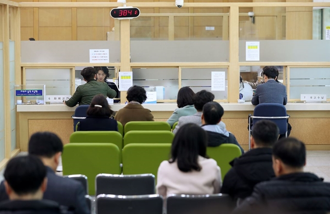 설 명절을 앞둔 21일 오후 광주 서구 한국은행 광주전남본부의 신권교환 창구가 시민들로 붐비고 있다. 연합뉴스