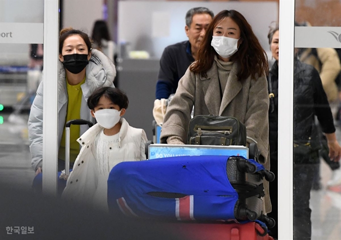 [항3] [저작권 한국일보]국내에서 중국 '우한 폐렴' 확진자가 발생한 가운데 20일 오후 인천국제공항 제2여객터미널에서 중국 우한에서 출발해 인천공항에 도착한 승객들이 마스크를 쓰고 입국하고 있다. 서재훈 기자 spring@hankookilbo.com /2020-01-20(한국일보)