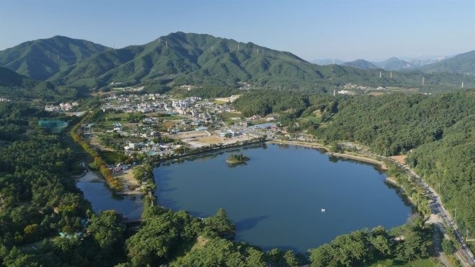 전경/제천시는 의림지를 끼고 도는 산책로 명칭을 ‘삼한의 초록길’로 통일했다. 이 산책로는 그 동안 세 가지 이름으로 불려 시민과 관광객들에게 혼란을 준다는 지적을 받았다. 제천시 제공