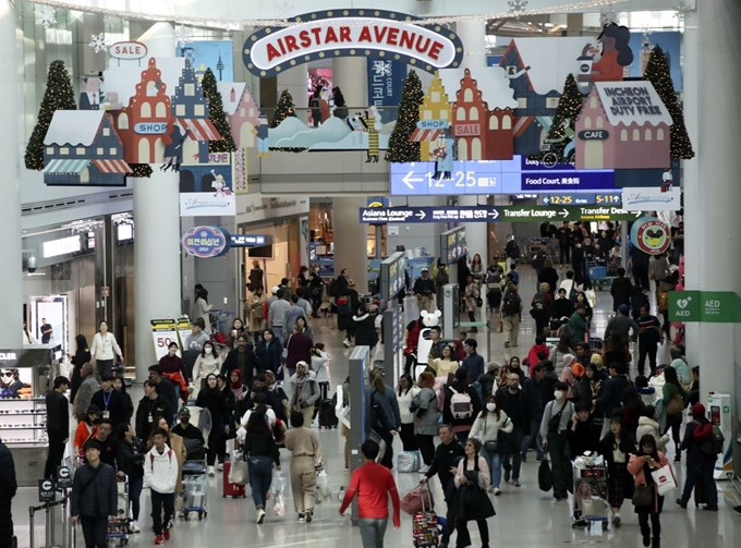 설 연휴를 앞둔 21일 오후 인천국제공항 제1여객터미널 면세구역이 인파로 인해 붐비고 있다. 뉴시스