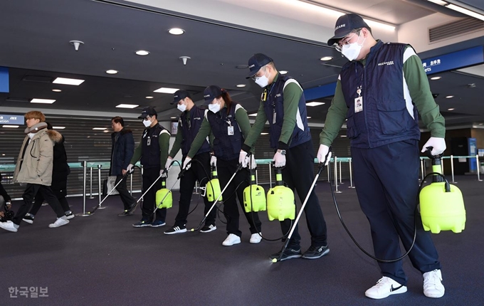 [저작권 한국일보] 인천국제공항공사 시설환경팀 관계자들이 21일 인천공항 입국장에서 ‘우한 폐렴’으로 불리는 신종 코로나바이러스 감염증 유입을 막기 위한 방역 작업을 하고 있다. 이한호 기자