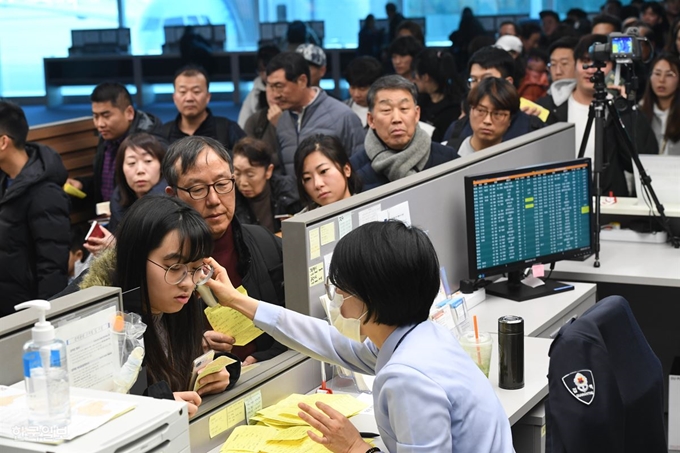 [저작권 한국일보] 20일 인천국제공항 제2여객터미널 검역대에서 검역원들이 중국발 항공기 승객들을 대상으로 발열 검사를 하고 있다. 서재훈 기자