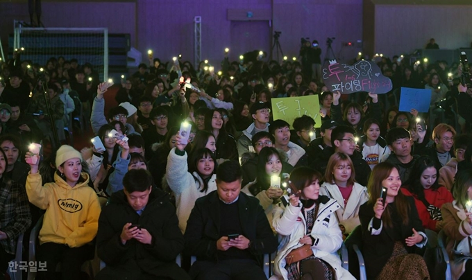 21일 서울 동작구 흑석동 중앙대 서울캠퍼스에서 외국인 유학생 K-POP 경연대회가 열린 가운데 대회를 구경하던 학생들이 핸드폰 불빛으로 응원을 하고 있다. 홍인기 기자