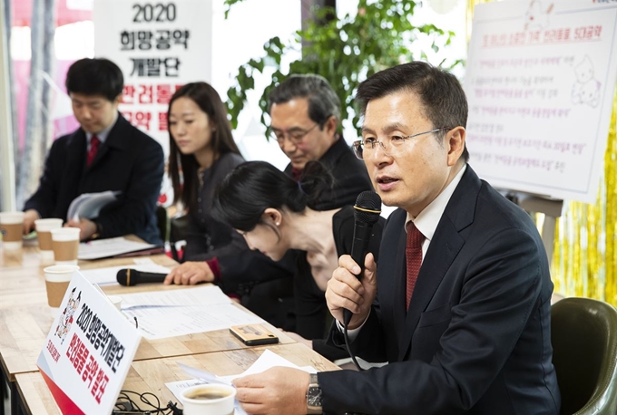 황교안(오른쪽) 자유한국당 대표가 21일 서울 마포구 반려견 동반카페 마포다방에서 '2020 희망공약개발단 반려동물 공약' 발표에서 인사말을 하고 있다. 연합뉴스